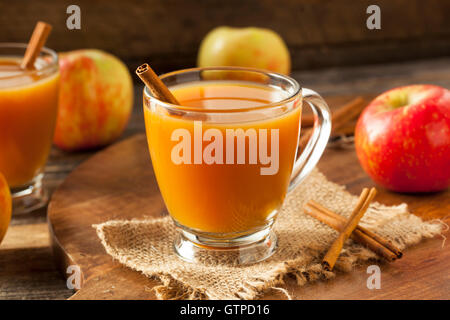 Warm Sidro di mela caldo pronto da bere in autunno Foto Stock