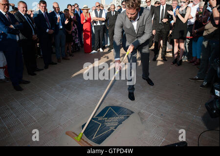 Ostenda, Belgio. 09Sep, 2016. Kevin Janssens rivela la sua stella al boulevard di Ostenda per l'inizio del film festival di Ostenda, Belgio. Credito: Frederik Sadones/Pacific Press/Alamy Live News Foto Stock