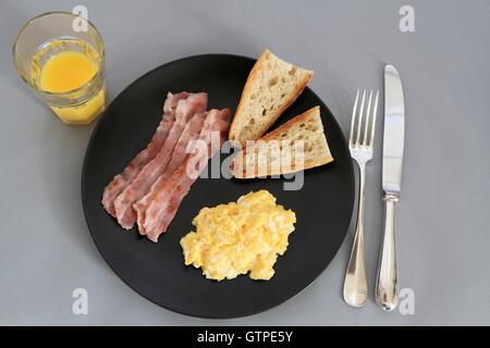 La prima colazione con uova, pancetta e razza francese Foto Stock
