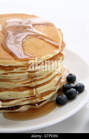 Pila di pancake di mirtilli Foto Stock