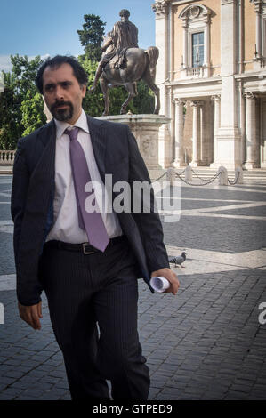 Roma, Italia. 08 Sep, 2016. Raffaele Marra, passeggiando per le strade del campidoglio durante la riunione della giunta in Campidoglio a Roma, Italia. © Andrea Ronchini/Pacific Press/Alamy Live News Foto Stock