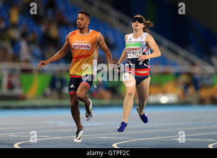 Gran Bretagna Libby Clegg guida e Chris Clarke celebrare vincere l'oro in donne 100m - T11 durante la seconda giornata del 2016 Rio Giochi Paralimpici di Rio de Janeiro in Brasile. Foto Stock