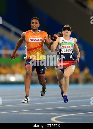 Gran Bretagna Libby Clegg guida e Chris Clarke celebrare vincere l'oro in donne 100m - T11 durante la seconda giornata del 2016 Rio Giochi Paralimpici di Rio de Janeiro in Brasile. Foto Stock