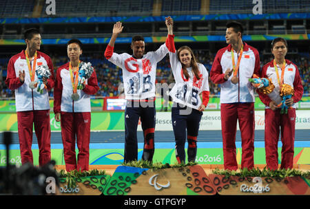 Gran Bretagna Libby Clegg guida e Chris Clarke festeggiare sul podio dopo aver vinto l'oro in donne 100m - T11 durante la seconda giornata del 2016 Rio Giochi Paralimpici di Rio de Janeiro in Brasile. Foto Stock