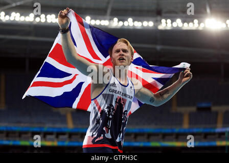 Gran Bretagna Jonnie Peacock celebra vincendo oro durante gli Uomini 100m - T44 final durante la seconda giornata del 2016 Rio Giochi Paralimpici di Rio de Janeiro in Brasile. Foto Stock