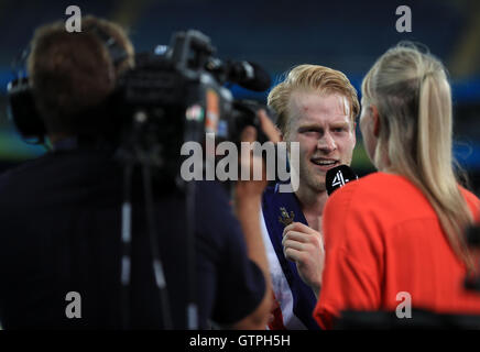 Gran Bretagna Jonnie Peacock dà un colloquio dopo aver vinto oro durante gli Uomini 100m - T44 final durante la seconda giornata del 2016 Rio Giochi Paralimpici di Rio de Janeiro in Brasile. Foto Stock