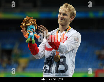 Gran Bretagna Jonnie Peacock con la sua medaglia d'oro conquistata gli Uomini 100m - T44 final durante la seconda giornata del 2016 Rio Giochi Paralimpici di Rio de Janeiro in Brasile. Foto Stock