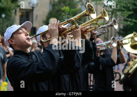 Musicisti provenienti dalle università di Colorado Marching Band, trombe Foto Stock