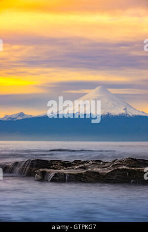 Volcan Osorno y lago LLanquihue. Vulcano Osorno e lago LLanquihue. La regione dei laghi, Cile Foto Stock