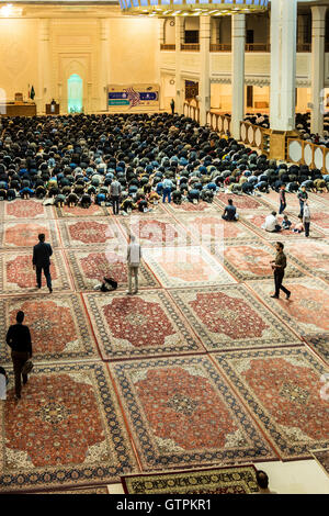 Shāh Chérāgh è un monumento funerario e moschea di Shiraz, Iran, alloggiamento la tomba dei fratelli Ahmad e Muhammad, figli di Mūsā al-Kādhim e fratelli di 'Alī ar-Ridhā. I due si rifugiarono in città durante il Abbasid persecuzione dei musulmani sciiti. Gli uomini e le donne di culto in sezioni separate della moschea secondo la legge islamica. Foto Stock