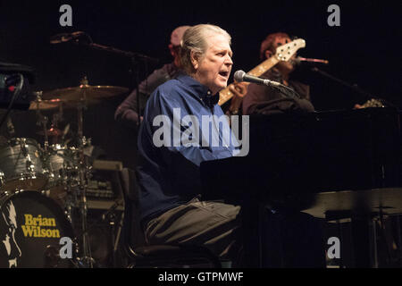 Brighton, Inghilterra. 3 settembre 2016, Brian Wilson suona presso un insieme di persone a Preston Park Brighton, Inghilterra.© Jason R Foto Stock