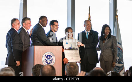 Brooklyn, Stati Uniti. 09Sep, 2016. Il segretario della Homeland Security Jeh Charles Johnson ha ospitato la commemorazione del governo federale di tornare al World Trade Center nel 63a pavimento della libertà Torre. Credito: Corazon Aguirre/Pacific Press/Alamy Live News Foto Stock