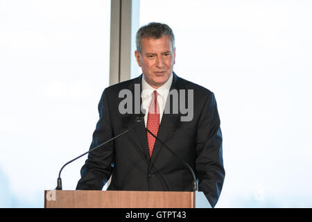 Brooklyn, Stati Uniti. 09Sep, 2016. Il sindaco di New York City Bill de Blasio, durante la commemorazione del governo federale di tornare al World Trade Center nel 63a pavimento della libertà Torre. Credito: Corazon Aguirre/Pacific Press/Alamy Live News Foto Stock