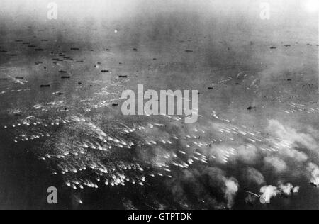 Battaglia di Leyte golfo 23-26 ottobre 1944. American landing craft sull'approccio alle spiagge fotografata da uno degli aerei portati dalla USS Portland (CA-33). Foto: US Navy/USS Portland Foto Stock