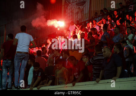 Hebron, West Bank, Territorio palestinese. 9 Sep, 2016. Gli appassionati di Hebron Ahly di al-Khalil football club festeggia dopo aver battuto Hebron's Shabab al-Khalil durante il Super Cup Soccer Match, in Cisgiordania città di Hebron, sul set. 09, 2016 Credit: Wisam Hashlamoun APA/images/ZUMA filo/Alamy Live News Foto Stock