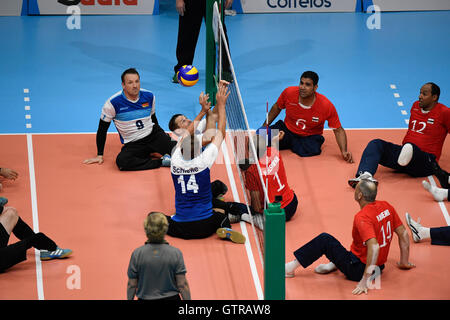 Germania (blu e bianco) riproduce l'Egitto in uomini seduti pallavolo al Rio 2016 Paralimpiadi. L'Egitto è venuto da dietro per vincere. Foto Stock