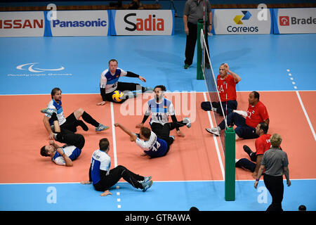 Germania (blu e bianco) riproduce l'Egitto in uomini seduti pallavolo al Rio 2016 Paralimpiadi. L'Egitto è venuto da dietro per vincere. Foto Stock