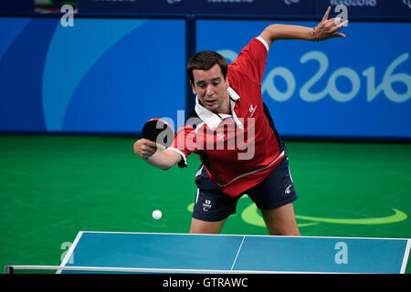 Rio de Janeiro, Brasile 09SEP16: Pascal Pereira Leal di Francia restituisce un colpo in maschile di tennis da tavolo al giorno due di concorrenza al Rio 2016 Giochi Paralimpici. Foto Stock