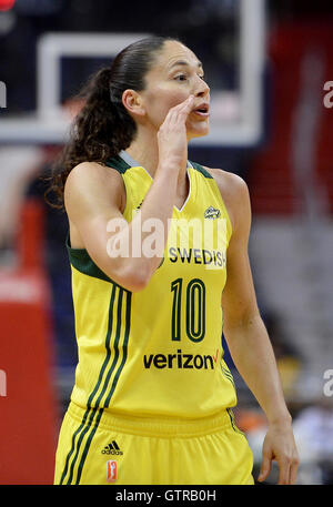 Washington, DC, Stati Uniti d'America. 9 Sep, 2016. 20160909 - Seattle Storm guard SUE BIRD (10) di chiamate a un compagno di squadra durante la seconda metà contro il Washington Mystics al Verizon Center di Washington. © Chuck Myers/ZUMA filo/Alamy Live News Foto Stock