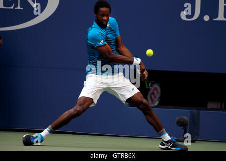 New York, Stati Uniti. 09Sep, 2016. Gael Monfils di Francia durante i suoi semi final match contro Novak Djokovic presso gli Stati Uniti Open Tennis campionati a Flushing Meadows, New York Venerdì, Settembre 9th. Djokovic ha vinto la partita in cinque set per avanzare alla finale. Credito: Adam Stoltman/Alamy Live News Foto Stock