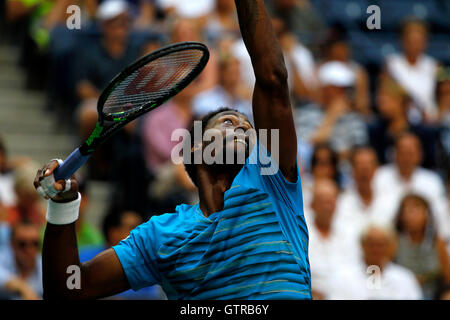 New York, Stati Uniti. 09Sep, 2016. Gael Monfils di Francia che serve durante i suoi semi final match contro Novak Djokovic presso gli Stati Uniti Open Tennis campionati a Flushing Meadows, New York Venerdì, Settembre 9th. Djokovic ha vinto la partita in cinque set per avanzare alla finale. Credito: Adam Stoltman/Alamy Live News Foto Stock