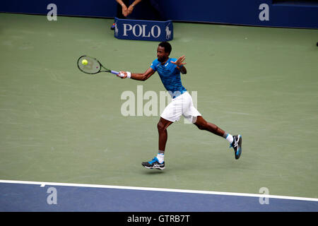 New York, Stati Uniti. 09Sep, 2016. Gael Monfils di Francia durante i suoi semi final match contro Novak Djokovic presso gli Stati Uniti Open Tennis campionati a Flushing Meadows, New York Venerdì, Settembre 9th. Djokovic ha vinto la partita in cinque set per avanzare alla finale. Credito: Adam Stoltman/Alamy Live News Foto Stock