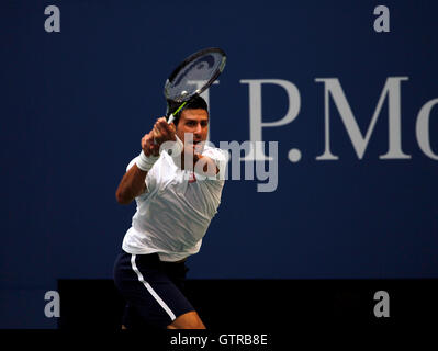 New York, Stati Uniti. 09Sep, 2016. Novak Djokovic durante la sua semifinale partita contro Gael Monfils di Francia presso gli Stati Uniti Open Tennis campionati a Flushing Meadows, New York Venerdì, Settembre 9th. Djokovic ha vinto la partita in quattro serie di anticipo per il credito finale: © Adam Stoltman/Alamy Live News Foto Stock