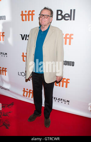 Toronto, Canada. 9 Sep, 2016. Attore Tom Wilkinson pone per le foto prima della premiere mondiale del film "nowden' a Roy Thomson Hall durante la quarantunesima edizione del Toronto International Film Festival di Toronto, Canada, Sett. 9, 2016. Credito: Zou Zheng/Xinhua/Alamy Live News Foto Stock