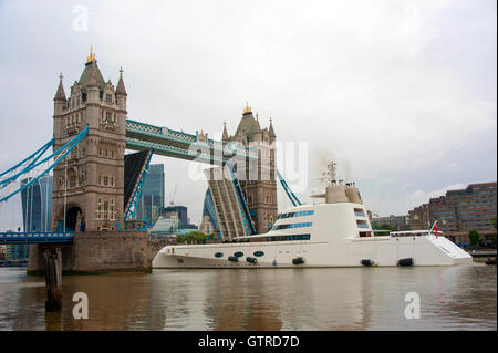 Londra, Regno Unito. Decimo Sep, 2016. Yacht a lascia Londra indietro come troppo grande per girare. La barca è stata tirata indietro attraverso il Tower Bridge da rimorchiatori come il fiume non è sufficientemente ampio per poter girare a. Il £225milioni di Yacht a motore a era ormeggiata accanto al dispositivo HMS Belfast di fronte alla Torre di Londra per una visita miliardario russo proprietario Andrey Melnichenko. Credito: JOHNNY ARMSTEAD/Alamy Live News Foto Stock