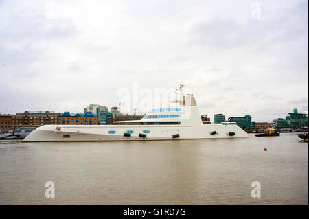 Londra, Regno Unito. Decimo Sep, 2016. Yacht a lascia Londra indietro come troppo grande per girare. La barca è stata tirata indietro attraverso il Tower Bridge da rimorchiatori come il fiume non è sufficientemente ampio per poter girare a. Il £225milioni di Yacht a motore a era ormeggiata accanto al dispositivo HMS Belfast di fronte alla Torre di Londra per una visita miliardario russo proprietario Andrey Melnichenko. Credito: JOHNNY ARMSTEAD/Alamy Live News Foto Stock