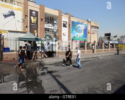 Baghdad in Iraq. Decimo Sep, 2016. Persone e organi di sicurezza si riuniranno presso il sito di esplosioni di bombe a Baghdad, Iraq, Sett. 10, 2016. Lo Stato islamico (SI) gruppo sabato rivendicato la responsabilità per due esplosioni di bombe in un affollato centro commerciale nella capitale irachena di Baghdad che ha ucciso 11 persone e ferendone 29 altri, il gruppo ha detto in una dichiarazione online. Credito: Khalil Dawood/Xinhua/Alamy Live News Foto Stock