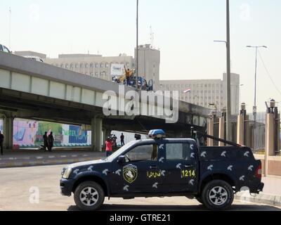 Baghdad in Iraq. Decimo Sep, 2016. Un veicolo di sicurezza è visibile presso il sito di esplosione di bomba a Baghdad, Iraq, Sett. 10, 2016. Lo Stato islamico (SI) gruppo sabato rivendicato la responsabilità per due esplosioni di bombe in un affollato centro commerciale nella capitale irachena di Baghdad che ha ucciso 11 persone e ferendone 29 altri, il gruppo ha detto in una dichiarazione online. Credito: Khalil Dawood/Xinhua/Alamy Live News Foto Stock