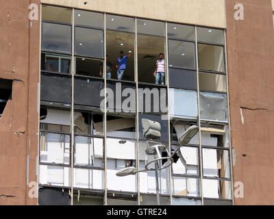 Baghdad in Iraq. Decimo Sep, 2016. Supporto di persone all'interno di un centro commerciale dopo attentati a Baghdad, Iraq, Sett. 10, 2016. Lo Stato islamico (SI) gruppo sabato rivendicato la responsabilità per due esplosioni di bombe in un affollato centro commerciale nella capitale irachena di Baghdad che ha ucciso 11 persone e ferendone 29 altri, il gruppo ha detto in una dichiarazione online. Credito: Khalil Dawood/Xinhua/Alamy Live News Foto Stock