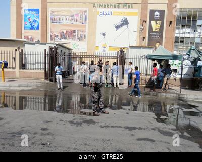 Baghdad in Iraq. Decimo Sep, 2016. Persone e organi di sicurezza si riuniranno presso il sito di esplosioni di bombe a Baghdad, Iraq, Sett. 10, 2016. Lo Stato islamico (SI) gruppo sabato rivendicato la responsabilità per due esplosioni di bombe in un affollato centro commerciale nella capitale irachena di Baghdad che ha ucciso 11 persone e ferendone 29 altri, il gruppo ha detto in una dichiarazione online. Credito: Khalil Dawood/Xinhua/Alamy Live News Foto Stock