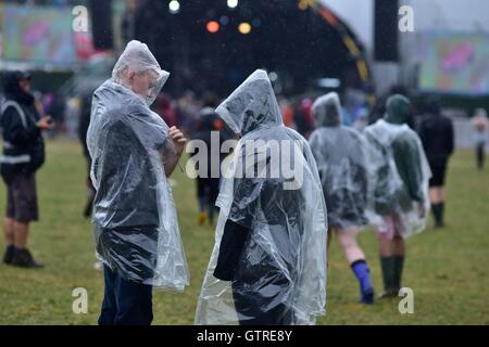 Bestival, Robin Hill, Isola di Wight. Regno Unito. Sabato 10 settembre 2016. Ciglia a pioggia verso il basso sul festaioli durante uno degli ultimi grandi festival dell'estate, ospitato da Rob da Bank e dotate di headliners la cura e Fatboy Slim.Andrew Walmsley/Alamy Live News Foto Stock