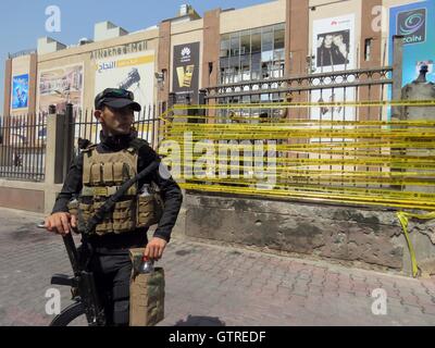 Baghdad in Iraq. Decimo Sep, 2016. Un elemento di sicurezza si trova presso il sito di esplosioni di bombe a Baghdad, Iraq, Sett. 10, 2016. Il tributo di morte pagato due attentati dinamitardi venerdì in un affollato centro commerciale di Baghdad è salito a 16, una fonte di polizia ha detto Xinhua sabato. Credito: Khalil Dawood/Xinhua/Alamy Live News Foto Stock