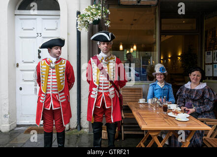 Bath, Regno Unito. 10 settembre 2016. I fan di Jane Austen sono fotografati mentre aspettano di partecipare alla famosa Grand Regency Costumed Promenade. La Promenade, parte del Festival Jane Austen, è una processione attraverso le strade di Bath e i partecipanti provenienti da tutto il mondo vestito in costume del 18 ° secolo. Credit: Lynchpics/Alamy Live News Foto Stock