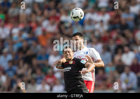 Leverkusen, Germania. Decimo Sep, 2016. Emir Spahic (R) di Amburgo e Chicharito di Leverkusen si contendono la palla durante la Bundesliga tedesca partita di calcio tra Bayer Leverkusen e Hamburger SV nel BayArena a Leverkusen, Germania, 10 settembre 2016. Foto: MAJA HITIJ/dpa (EMBARGO CONDIZIONI - attenzione - a causa di accreditamento orientamenti il DFL consente solo la pubblicazione e utilizzazione di fino a 15 immagini per corrispondenza su internet e nei contenuti multimediali in linea durante il match)/dpa/Alamy Live News Foto Stock