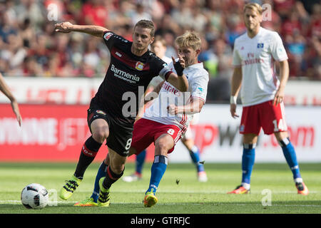 Leverkusen, Germania. Decimo Sep, 2016. Amburgo Lewis Holtby (R) e Leverkusen è Lars Bender si contendono la palla durante la Bundesliga tedesca partita di calcio tra Bayer Leverkusen e Hamburger SV nel BayArena a Leverkusen, Germania, 10 settembre 2016. Foto: MAJA HITIJ/dpa (EMBARGO CONDIZIONI - attenzione - a causa di accreditamento orientamenti il DFL consente solo la pubblicazione e utilizzazione di fino a 15 immagini per corrispondenza su internet e nei contenuti multimediali in linea durante il match)/dpa/Alamy Live News Foto Stock