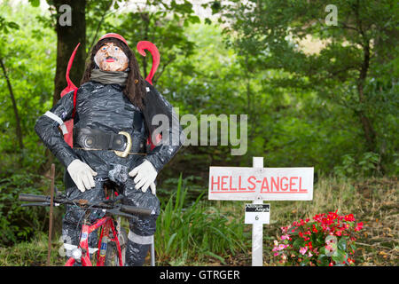 Angeli Festival, Altham, Accrington. Decimo Sep 2016: essi saranno santi angeli o forse Hell's Angels o anche "angeli caduti" - chi lo sa? Non vi è alcun tema e gli abitanti del villaggio possono solo lasciare che la loro immaginazione eseguire sommossa. I visitatori saranno forniti con un "Angel Trail" mappa che mostra la posizione di tutti gli angeli nel villaggio e la mappa includerà un foglio di votazione per "la più divertente angelo" e "il più artistico Angelo" e "il più originale angelo". Credito: Cernan Elias/Alamy Live News Foto Stock