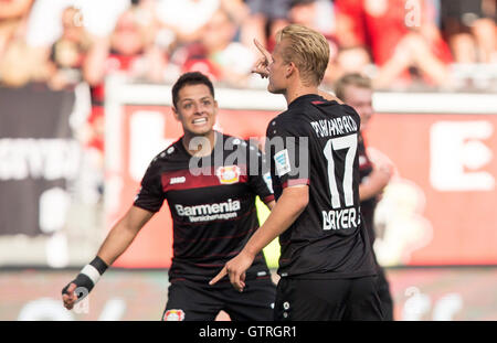 Leverkusen, Germania. Decimo Sep, 2016. Sottoporta Joel Pohjanpalo e Chicharito (L) da Leverkusen celebrare il 1-1 obiettivo durante la Bundesliga tedesca partita di calcio tra Bayer Leverkusen e Hamburger SV nel BayArena a Leverkusen, Germania, 10 settembre 2016. Foto: MAJA HITIJ/dpa (EMBARGO CONDIZIONI - attenzione - a causa di accreditamento orientamenti il DFL consente solo la pubblicazione e utilizzazione di fino a 15 immagini per corrispondenza su internet e nei contenuti multimediali in linea durante il match)/dpa/Alamy Live News Foto Stock