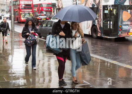 Londra, Regno Unito. Decimo Sep, 2016. Weekend shoppers riparo dalla pioggia in High Street Kensington in un giorno di pioggia a Londra Credito: amer ghazzal/Alamy Live News Foto Stock