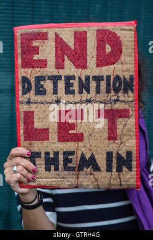 Milton Ernest, UK. Decimo Sep, 2016. Gli attivisti del Movimento per la giustizia e di altri gruppi che si oppongono ai centri di detenzione per immigrati protestare fuori Yarl Legno dell immigrazione Centro di rimozione di chiamare per la sua chiusura. Credito: Mark Kerrison/Alamy Live News Foto Stock