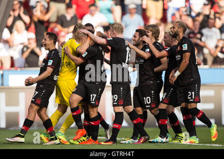 Leverkusen, Germania. Decimo Sep, 2016. Leverkusen allietare i giocatori dopo la vittoria di 3-1 in Bundesliga tedesca partita di calcio tra Bayer Leverkusen e Hamburger SV nel BayArena a Leverkusen, Germania, 10 settembre 2016. La partita si è conclusa 3-1. Foto: MAJA HITIJ/dpa (EMBARGO CONDIZIONI - attenzione - a causa di accreditamento orientamenti il DFL consente solo la pubblicazione e utilizzazione di fino a 15 immagini per corrispondenza su internet e nei contenuti multimediali in linea durante il match)/dpa/Alamy Live News Foto Stock