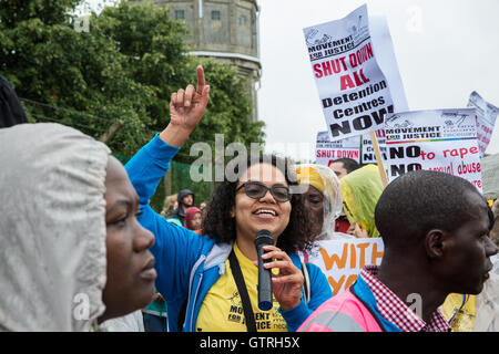 Milton Ernest, UK. Decimo Sep, 2016. Antonia luminose del Movimento per la giustizia risolve anti-detenzione manifestanti che protestavano davanti Yarl Legno dell immigrazione Centro di rimozione di chiamare per la sua chiusura. Credito: Mark Kerrison/Alamy Live News Foto Stock