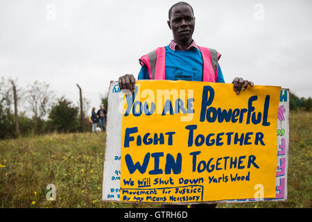Milton Ernest, UK. Decimo Sep, 2016. Gli attivisti del Movimento per la giustizia e di altri gruppi che si oppongono ai centri di detenzione per immigrati protestare fuori Yarl Legno dell immigrazione Centro di rimozione di chiamare per la sua chiusura. Credito: Mark Kerrison/Alamy Live News Foto Stock