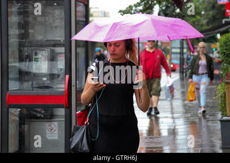 Londra, Regno Unito. Decimo Sep, 2016. Weekend shoppers riparo dalla pioggia nel nord di Londra durante il pesante docce a pioggia e un clima umido. Credito: Dinendra Haria/Alamy Live News Foto Stock