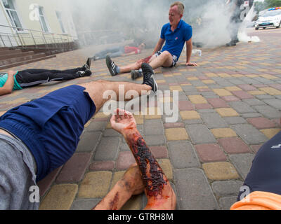 Borispol, Ucraina. Il 10 settembre, 2016. La Croce Rossa svoltasi il Sabato, Settembre 10, 2016 a Borispol, Ucraina formazione al soccorso dei feriti, delle vittime di attentati terroristici. La società ucraina è serio circa il problema del terrorismo internazionale contro lo sfondo della continua aggressione della Russia a est dell'Ucraina. Credito: Igor Golovnov/Alamy Live News Foto Stock