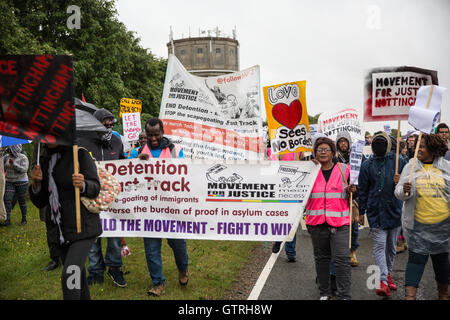 Milton Ernest, UK. Decimo Sep, 2016. Gli attivisti del Movimento per la giustizia e di altri gruppi che si oppongono ai centri di detenzione per immigrati protestare fuori Yarl Legno dell immigrazione Centro di rimozione di chiamare per la sua chiusura. Credito: Mark Kerrison/Alamy Live News Foto Stock