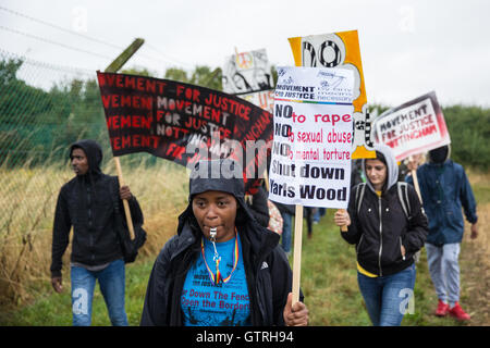 Milton Ernest, UK. Decimo Sep, 2016. Gli attivisti del Movimento per la giustizia e di altri gruppi che si oppongono ai centri di detenzione per immigrati protestare fuori Yarl Legno dell immigrazione Centro di rimozione di chiamare per la sua chiusura. Credito: Mark Kerrison/Alamy Live News Foto Stock